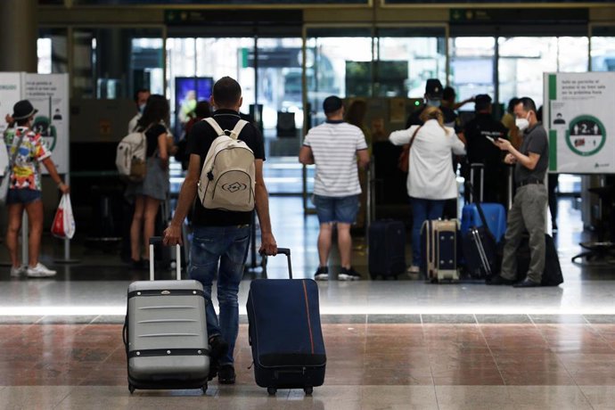 Archivo - Viajeros suben al AVE en la estación María Zambrano de Málaga en una imagen de archivo 