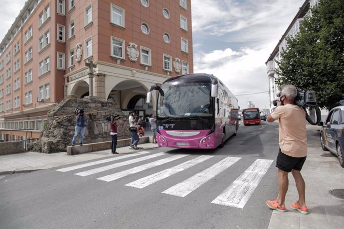 Archivo - Los 33 miembros del CF Fuenlabrada que han recibido el alta epidemiológica abandonan en un autobús el hotel NH Finisterre donde permanecerán confinados los 13 jugadores restantes del equipo hasta recibir también el alta tras los controles ruti