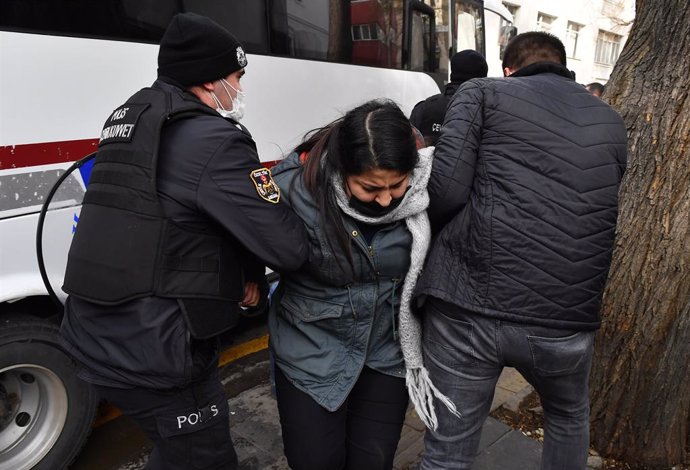 Archivo - Una mujer detenida por la Policía en Turquía