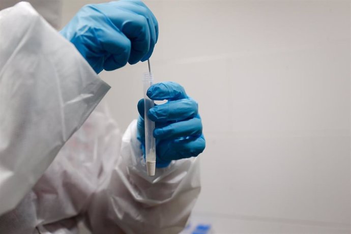 Un trabajadora sanitaria sostiene un test de antígenos preparado para trabajadores de hostelería en la sede de Makro, en Madrid (España), a 30 de marzo de 2021.  
