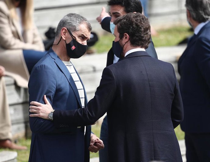 El exportavoz de Ciudadanos en las Cortes Valencianas Toni Cantó conversa con el presidente del PP, Pablo Casado, durante la presentación de la candidatura del PP para las elecciones a la Asamblea de Madrid.