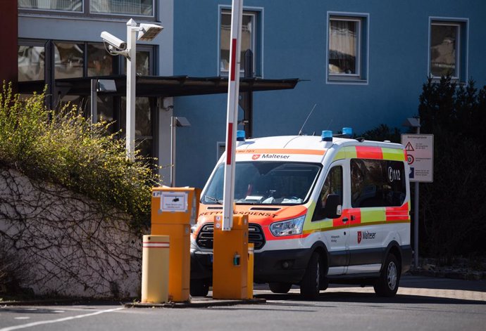 Archivo - 30 March 2020, Bavaria, Wuerzburg: An ambulance is seen parked in front of the Würzburg senior citizens' home where 13 people have died after contracting coronavirus. Photo: Nicolas Armer/dpa