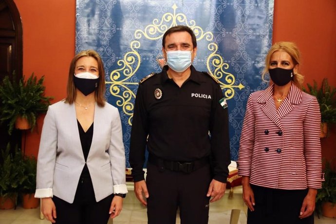La alcaldesa, a la izquierda, junto al nuevo jefe de la Policía Local de Alcalá de Guadaíra