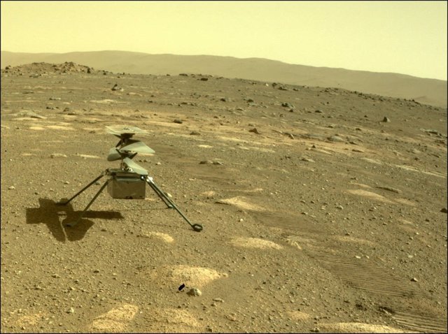 El helicóptero Ingenuity de la NASA se muestra desde el punto de vista de la cámara de trasera del rover Perseverance el 4 de abril de 2021