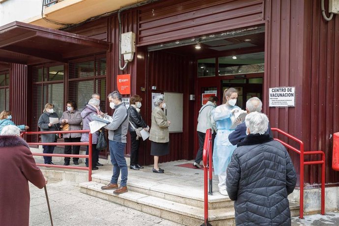 Archivo - Comienza la vacunación en el centro municipal de mayores de San José