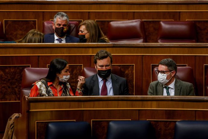 El portavoz parlamentario de Vox, Iván Espinosa de los Monteros (centro), durante un debate en el Pleno de la Cámara Baja, en Madrid (España), a 16 de marzo de 2021. El Pleno del Congreso mantiene este jueves el último debate de la Proposición de Ley Or