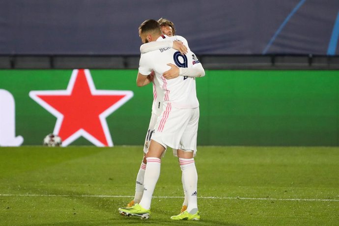 16 March 2021, Spain, Madrid: Real Madrid's Karim Benzema celebrates scoring his side's first goal with teammate Luka Modric during the UEFA Champions League round of 16 second leg soccer match between  Real Madrid and Atalanta BC at Estadio Alfredo Di 