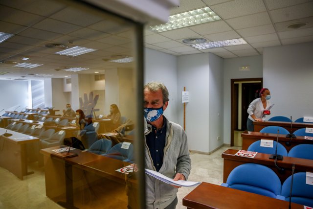 El director del Centro de Alertas y Emergencias Sanitarias (CCAES), Fernando Simón se dispone a ofrecer una rueda de prensa convocada ante los medios, a 5 de abril de 2021