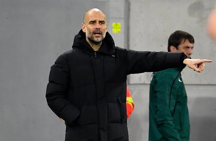 Pep Guardiola da instrucciones durante un partido del Manchester City