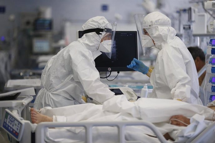 Profesionales sanitarios atienden a un enfermo de COVID-19 en la capital italiana, Roma. 