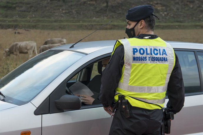 Archivo - Arxiu -Un Mosso d'Esquadra para a un cotxe a Ripoll (Girona)