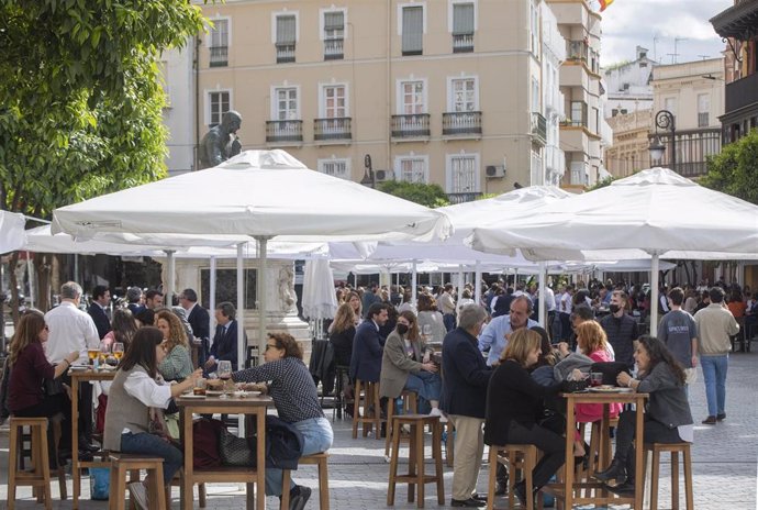 Personas de terraza de un bar en Sevilla 