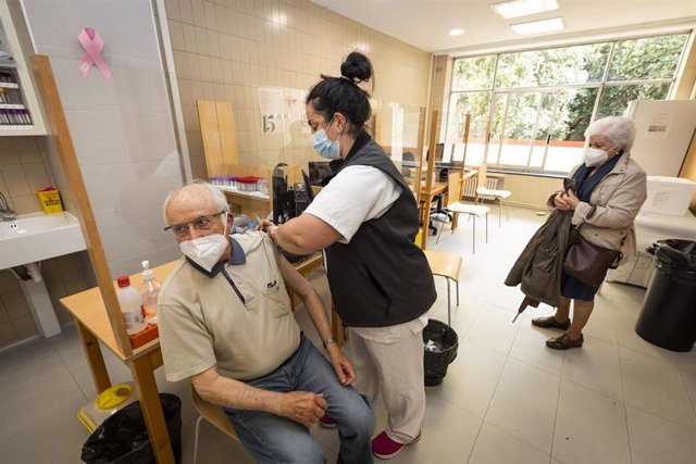 Una sanitaria vacuna a un hombre mayor de 80 años con la dosis de Pfizer en el ambulatorio Virgen Peregrina, en Pontevedra, Galicia (España), a 1 de abril de 2021. El Servicio Gallego de Salud (SERGAS) tiene previsto que el lunes, todos los mayores de 80 
