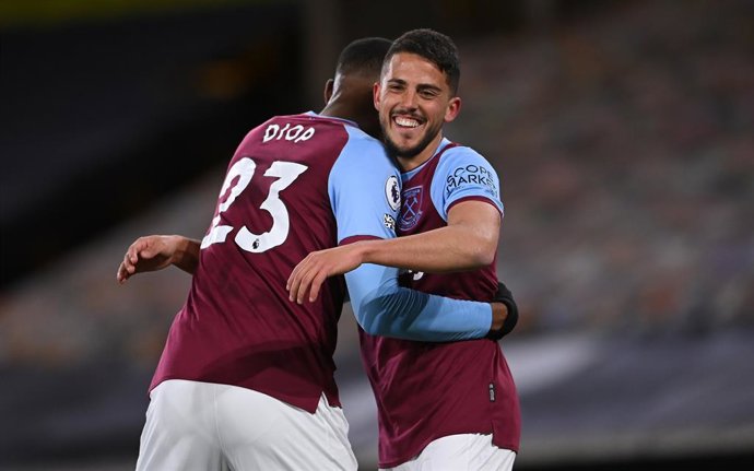 05 April 2021, United Kingdom, Wolverhampton: West Ham United's Pablo Fornals (R) celebrates with Issa Diop after scoring his side's second goal of the game during the English Premier league soccer match between Wolverhampton Wanderers and West Ham Unit