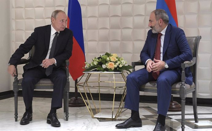 Archivo - El presidente de Rusia, Vladimir Putin, y primer ministro de Armenia, Nikol Pashinian.