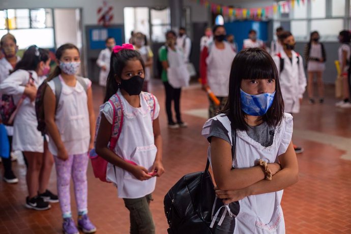 Archivo - 01 March 2021, Argentina, Mar del Plata: Students wearing face masks stand at a distance in the school yard on the first day of partial attendance classes in the region amid the Corona pandemic. Photo: Diego Izquierdo/telam/dpa