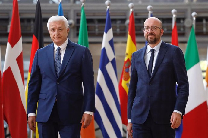 Archivo - El presidente del Consejo Europeo, Charles Michel, recibe al primer ministro de Montenegro, Dusko Markovic