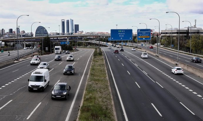 Varios coches en la carretera A-1 a su paso por la Moraleja (Madrid)