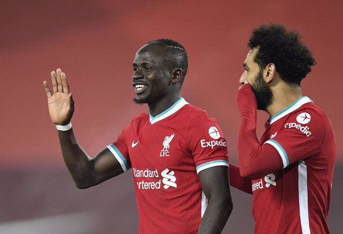 Archivo - Salah y Mané sonríen tras un gol del delantero senegalés