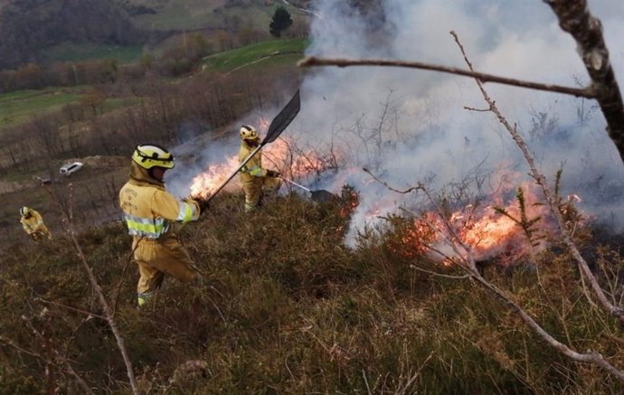 Archivo - Extinción incendios forestales en Cantabria