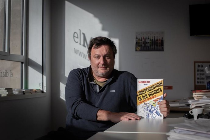 El periodista Salvador Cot y su libro 'L'independentisme en deu victries que tu vas fer possibles' ('El independentismo en diez victorias que tú hiciste posibles').