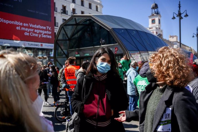 La portavoz de Podemos, Isa Serra, asiste a la manifestación 'Por una ley que garantice el derecho a la vivienda', en la Puerta del Sol, Madrid (España) a 20 de marzo de 2021. 