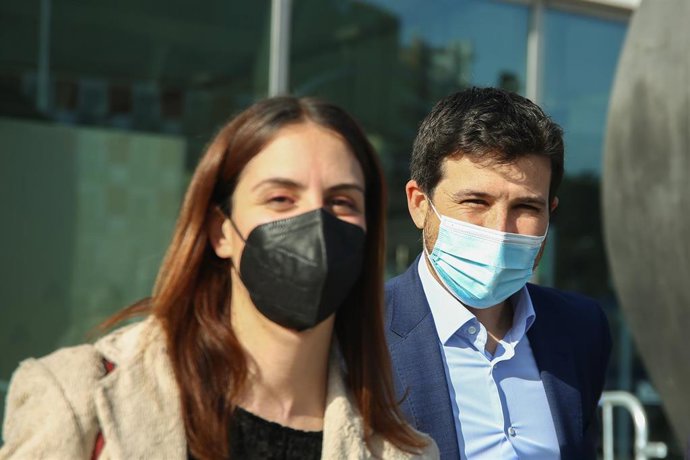 La portavoz y coordinadora de Más Madrid en el Ayuntamiento de Madrid, Rita Maestre, y el portavoz de Más Madrid en la Asamblea de Madrid, Pablo Gómez Perpiny