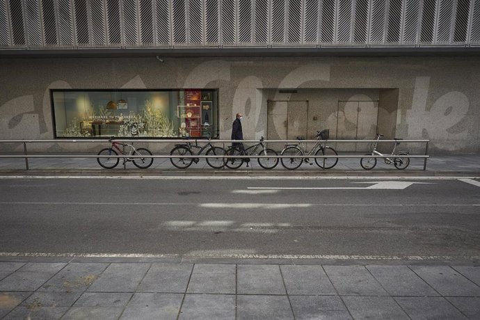 Archivo - Un hombre pasa junto a una tienda El Corte Inglés durante el tercer día de la entrada de Navarra en la fase 3 de la desescalada instaurada por el Gobierno a consecuencia del coronavirus. En Pamplona, Navarra (España), a 10 de junio de 2020.
