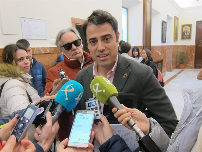 Archivo - Concejal de VOX en Badajoz, Alejandro Vélez, atiende a los medios en una imagen de archivo