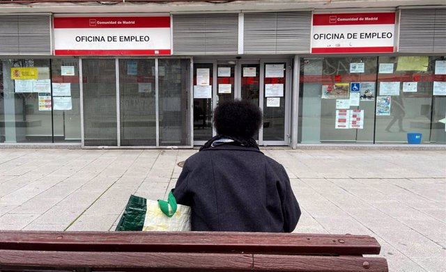 Archivo - Una persona espera en las inmediaciones de una Oficina de Empleo ubicada en Alcorcón.