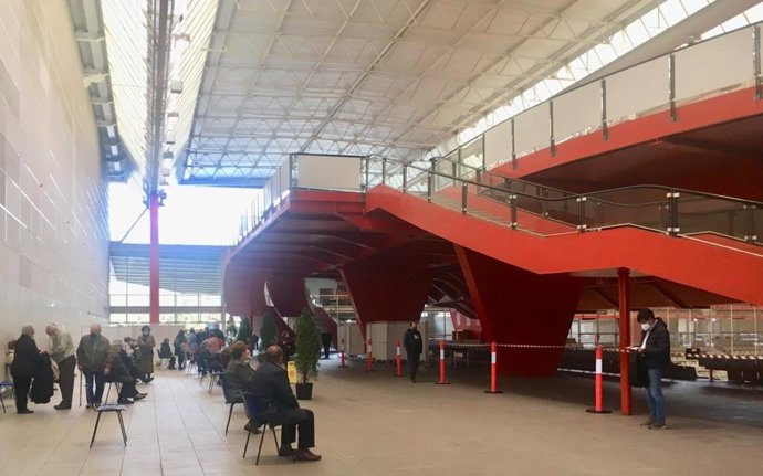 Palacio de deportes de La Guía, en Gijón, donde se están administrando las vacunas contra la Covid-19.