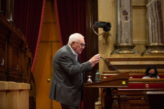 Archivo - El diputado de ERC, Ernest Maragall interviene en una sesión plenaria en el Parlament de Catalunya, en Barcelona, Catalunya, a 15 de diciembre de 2020. 