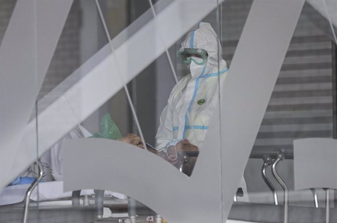 Archivo - Personal sanitario con traje EPI durante el ingreso de un paciente covid-19 al nuevo Hospital de Emergencia Covid-19. En Sevilla (Andalucía, España), a 01 de febrero de 2021.
