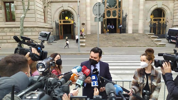 El abogado Jorge Albertini, que representa a la víctima de la violación múltiple de 'la manada de Sabadell', antes del juicio en la Audiencia de Barcelona, el 6 abril de 2021.