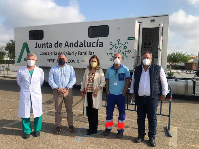 Botella (centro), ante la Unidad Móvil de la Consejeria de Salud y Familias donde se realizaron este lunes en Fuente Palmera las pruebas del Covid-19.