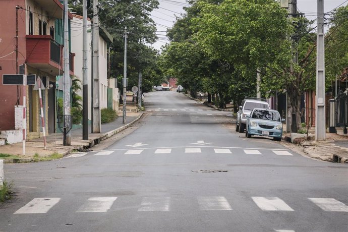 Una calle vacía por las restricciones en Asunción, Paraguay
