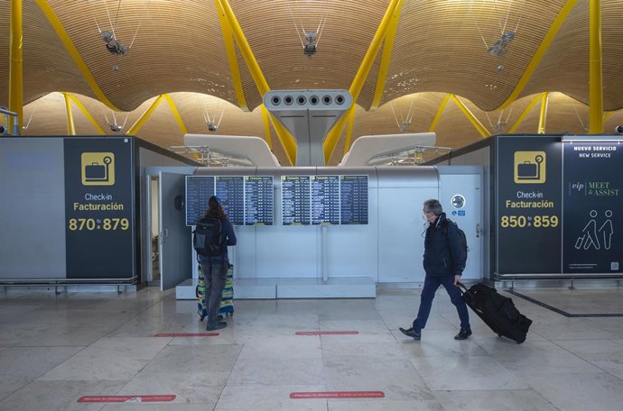 Pasajeros caminan por las instalaciones de la T4 del Aeropuerto Adolfo Suárez Madrid-Barajas, en Madrid (España).
