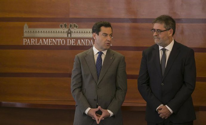 Archivo - El presidente de la Junta de Andalucía, Juanma Moreno (i) durante la toma de posesión del presidente de la Cámara de Cuentas de Andalucía, Antonio López (d), en una foto de archivo el 23 de octubre de 2019.