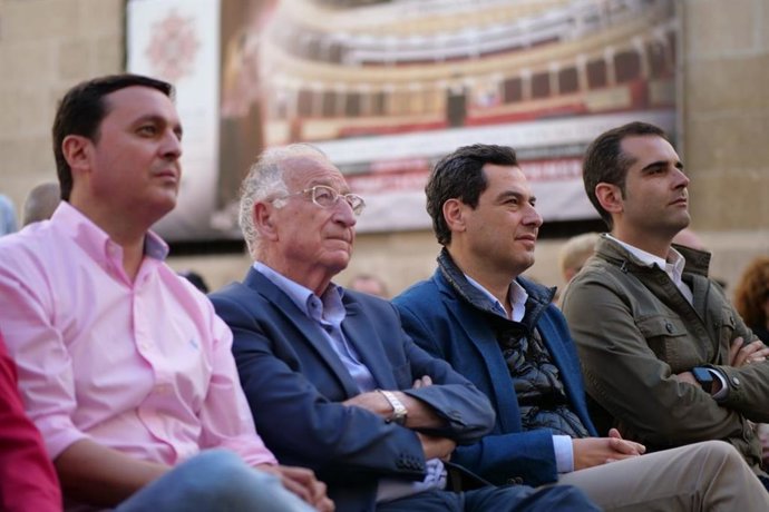 Archivo - El secretario general del PP de Almería, Javier Aureliano García, junto al presidente del PP de Almería, Gabriel Amat, el presidente de la Junta de Andalucía, Juanma Moreno, y el alcalde de Almería, Ramón Fernández-Pacheco