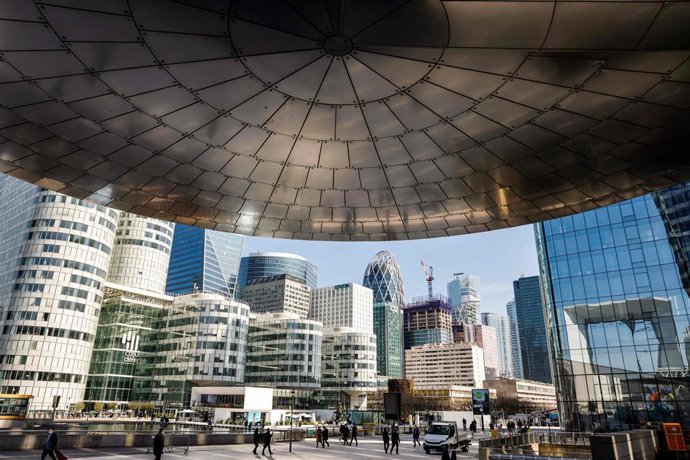 23 March 2021, France, Paris: People walk on the Parvis de la Defense in the la Defense business district of Paris. Photo: Ludovic Marin/AFP/dpa