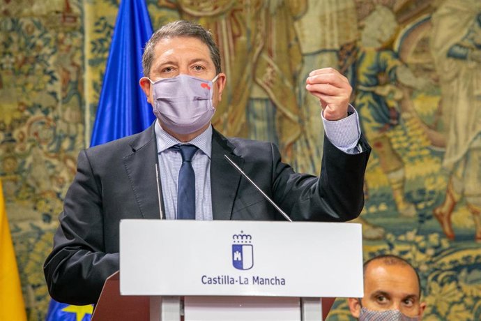 El jefe del Ejecutivo regional, Emiliano García-Page, preside la toma de posesión de la nueva consejera de Bienestar Social, Bárbara García.