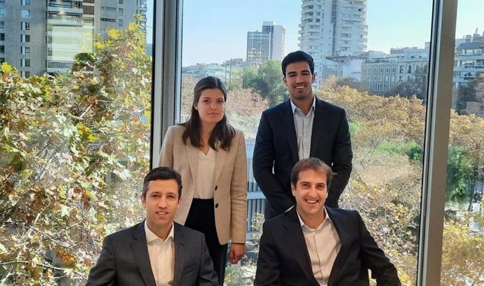 Arriba, Blanca Gorri y Eduardo Llopis, asociados de la gestora Trea, y abajo, Ignacio Déez y Martin Monreal, socios.