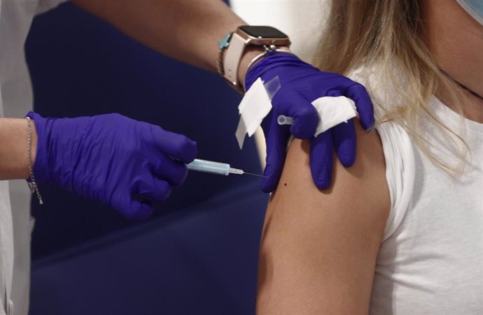 Enfermera administrando una vacuna