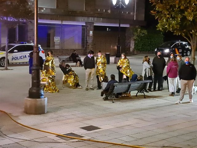 Vecinos desalojados de sus casas por un incendio en la calle Celestino Mendizábal de Oviedo.