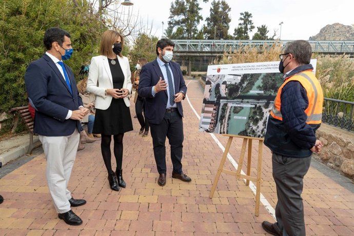 El presidente Fernando López Miras y la alcaldesa Patricia Fernández, durante la presentación del proyecto de rehabilitación del puente de hierro de Archena