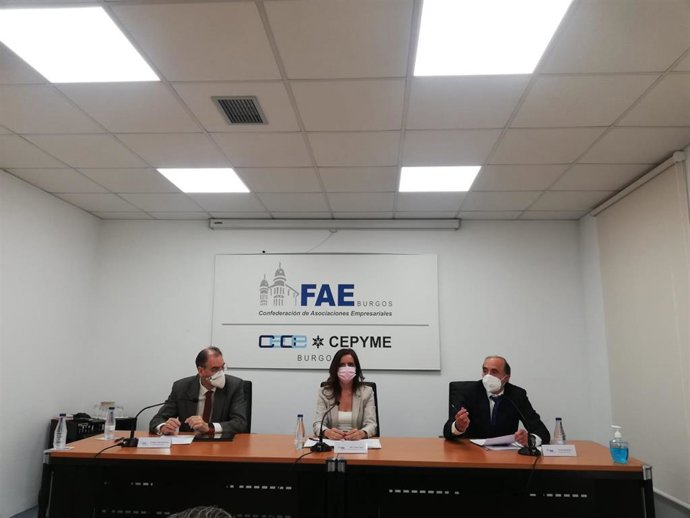 Miguel Ángel Benavente, presidente de FAE, Carlota Amigo, consejera de Empelo e Industria, y José María vela, director del ITCL