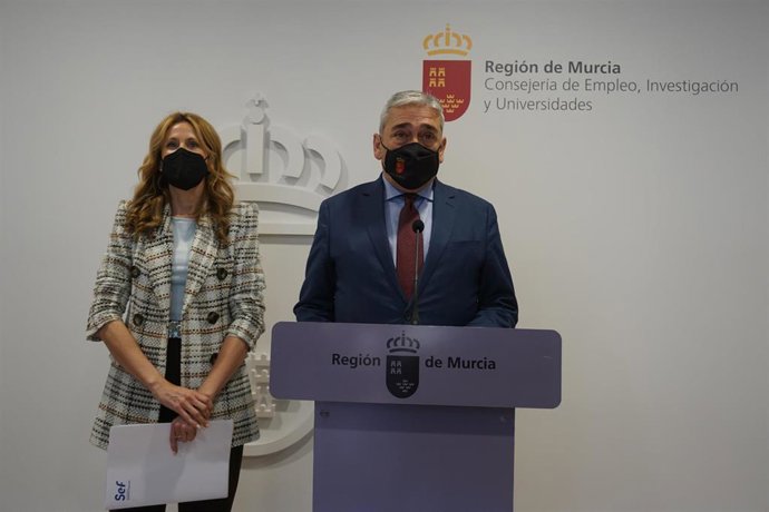 El consejero de Empleo, Investigación y Universidades, Francisco Álvarez, y la directora general del SEF, Marisa López, en rueda de prensa para informar paro mes marzo