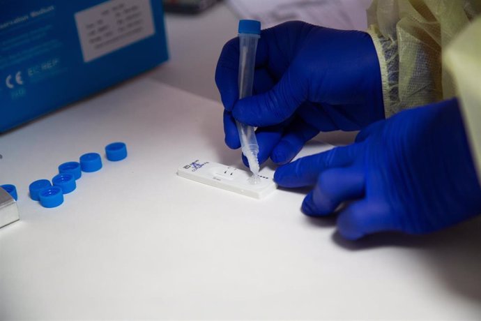 Una sanitaria comprueba el resultado de un test de antígenos, en un dispositivo de cribado masivo instalado en el Hospital Perpetuo Socorro, en Badajoz, Extremadura (España), a 1 de abril de 2021. 