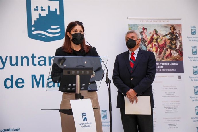 La concejala de Cultura, Noelia Losada, y el director del ciclo, Jesús Pérez-Lanzac, presentan el II Ciclo de Conferencias del Bicentenario del Trienio Liberal se dedica al liberalismo en la encrucijada.