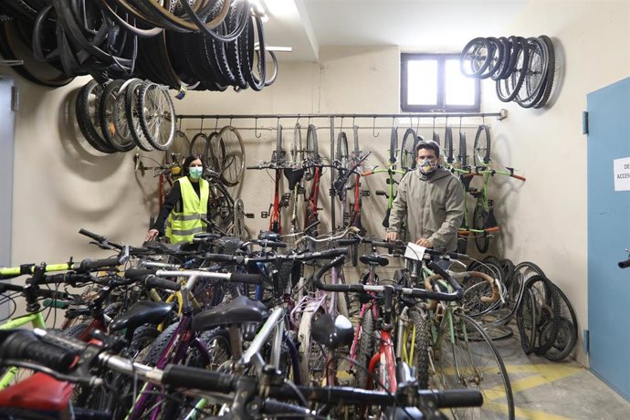 La Directora General de Transportes, Berta Miranda, y el presidente de la asociación Recicleta Ribera, Abel del Rey